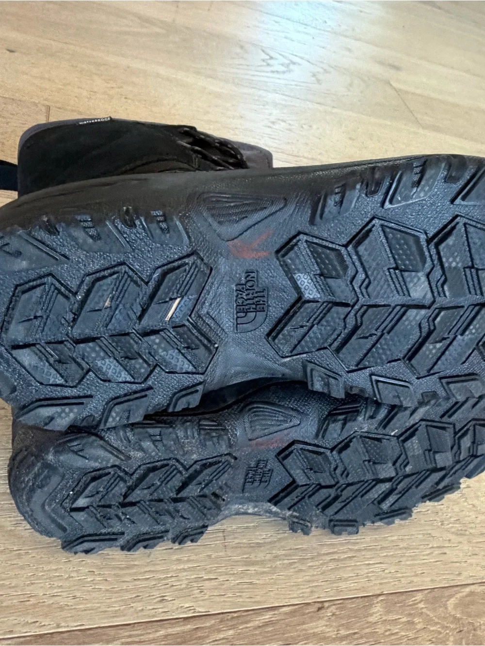 The North Face Kids Alpenglow V Waterproof Boots in Black Size 6